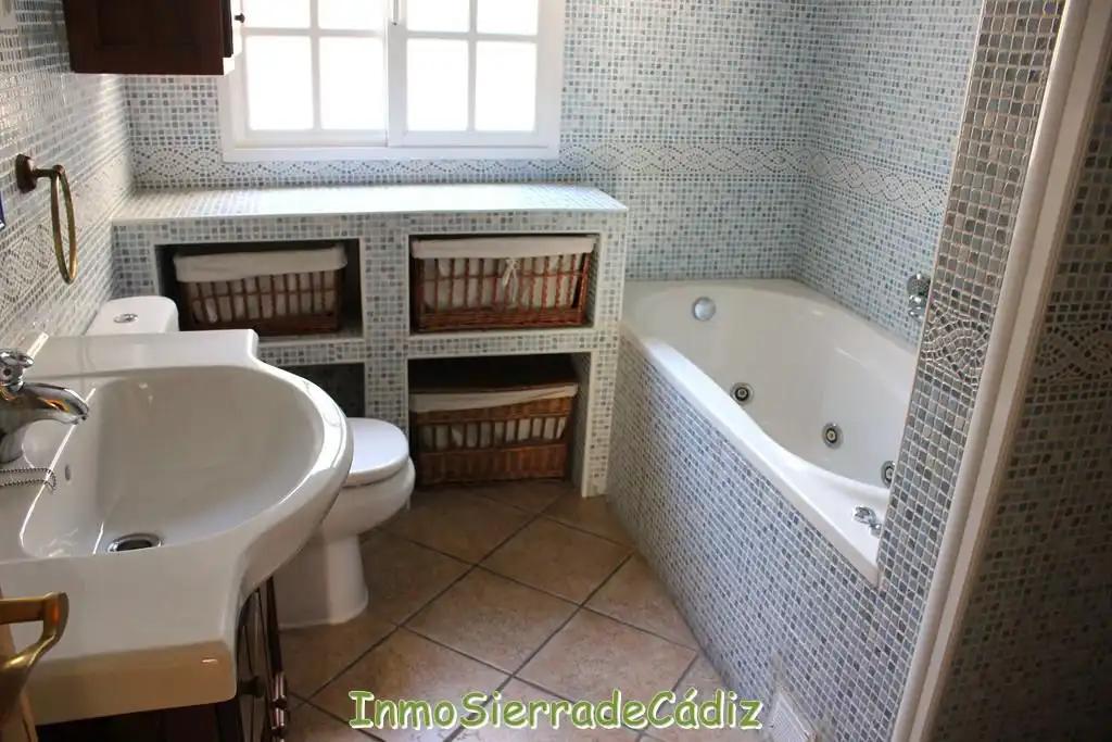 Bathroom of Flat for sale in Algodonales  with Air Conditioner, Heating and Terrace