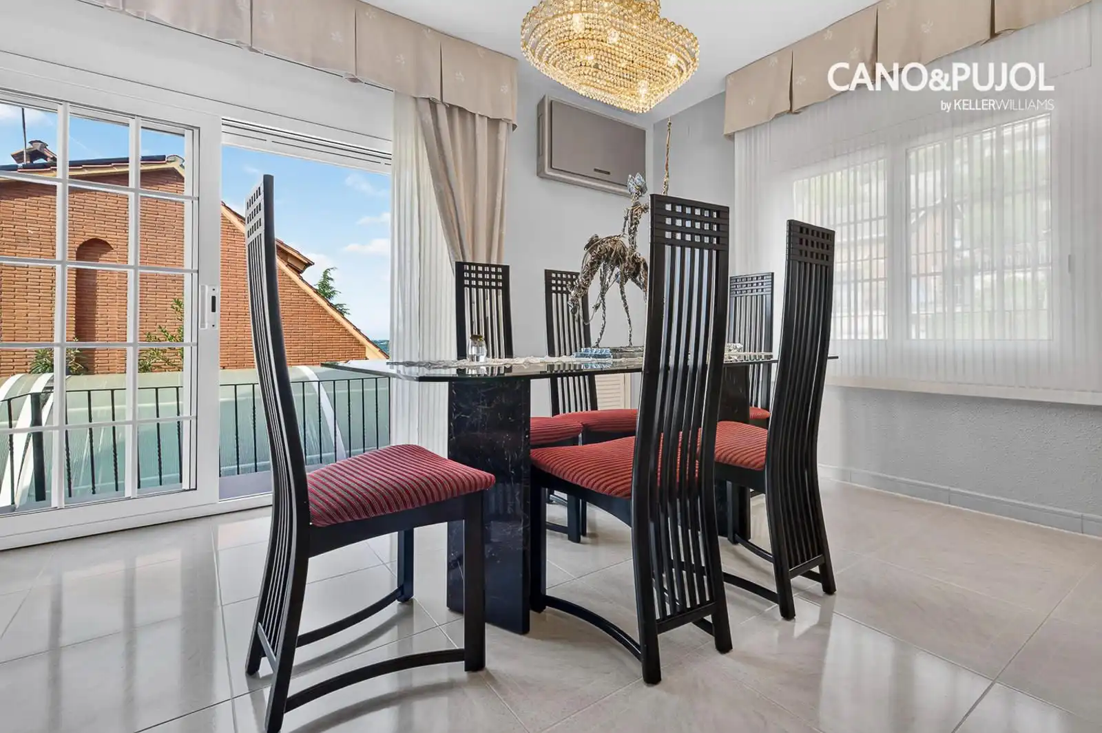 Dining room of Houses for sale in Ca n'Oriol