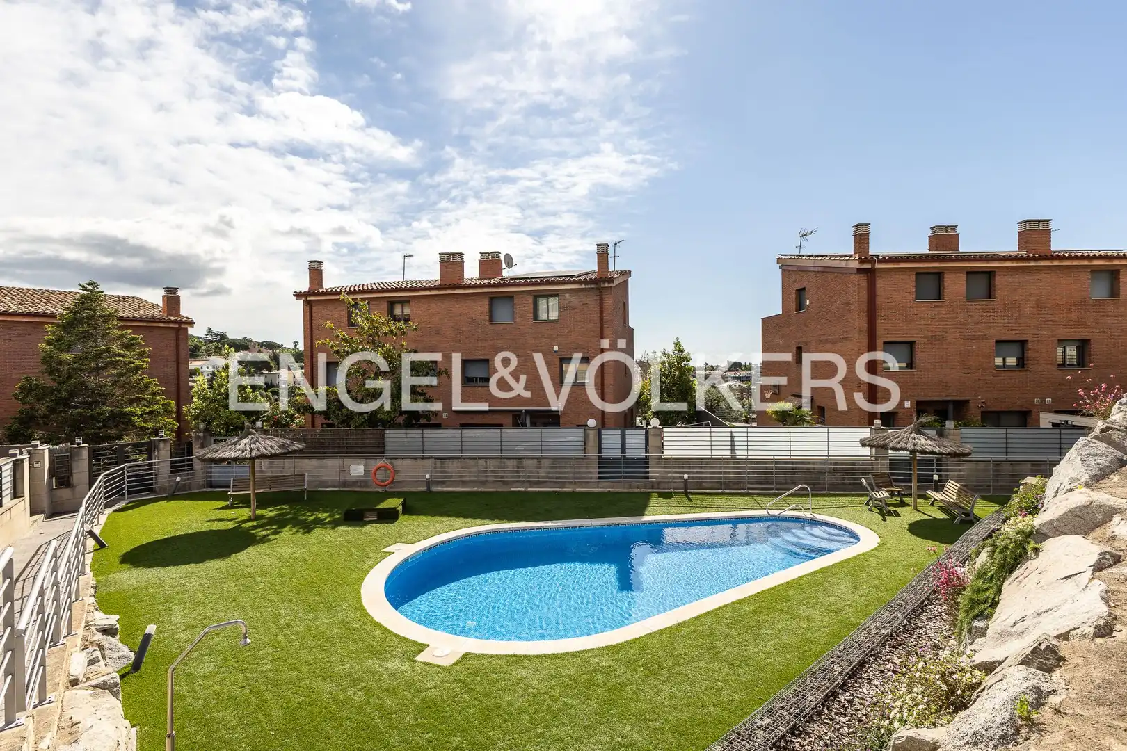 Piscina de Casa adosada de alquiler en Tiana con Aire acondicionado, Calefacción y Jardín privado