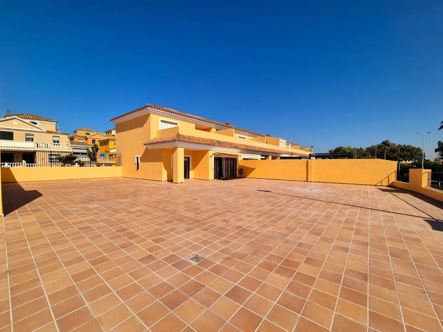 Vista exterior de Casa adosada en venta en Algeciras con Terraza y Balcón