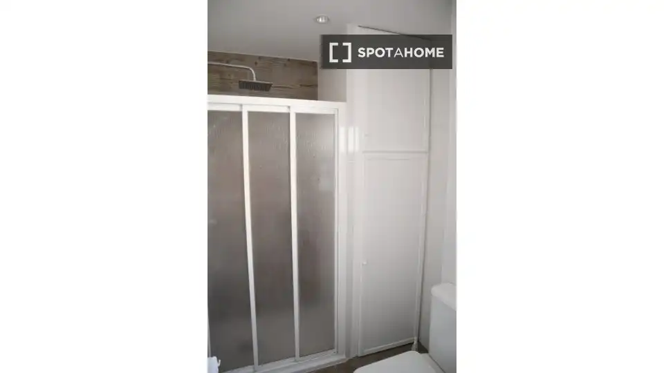 Bathroom of Flat for rent in Sevilla  with Air Conditioner, Heating and Furnished