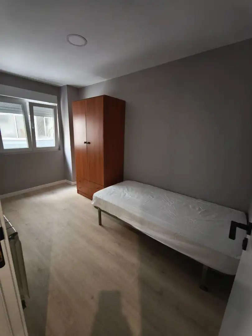 Habitación de Piso de alquiler en Santiago de Compostela  con Calefacción, Parquet y Amueblado