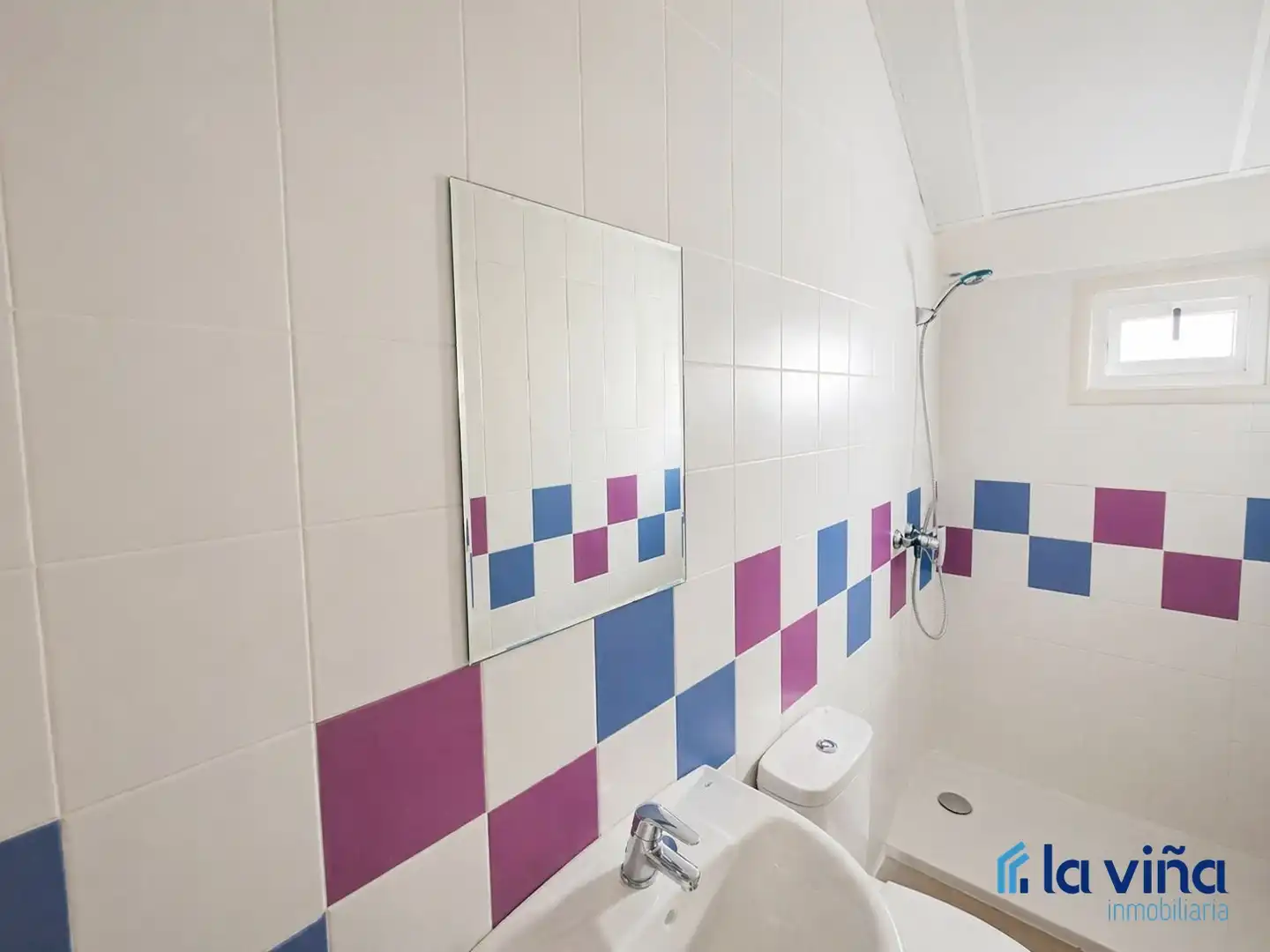 Bathroom of Houses for sale in Cuevas Bajas  with Swimming Pool and Furnished