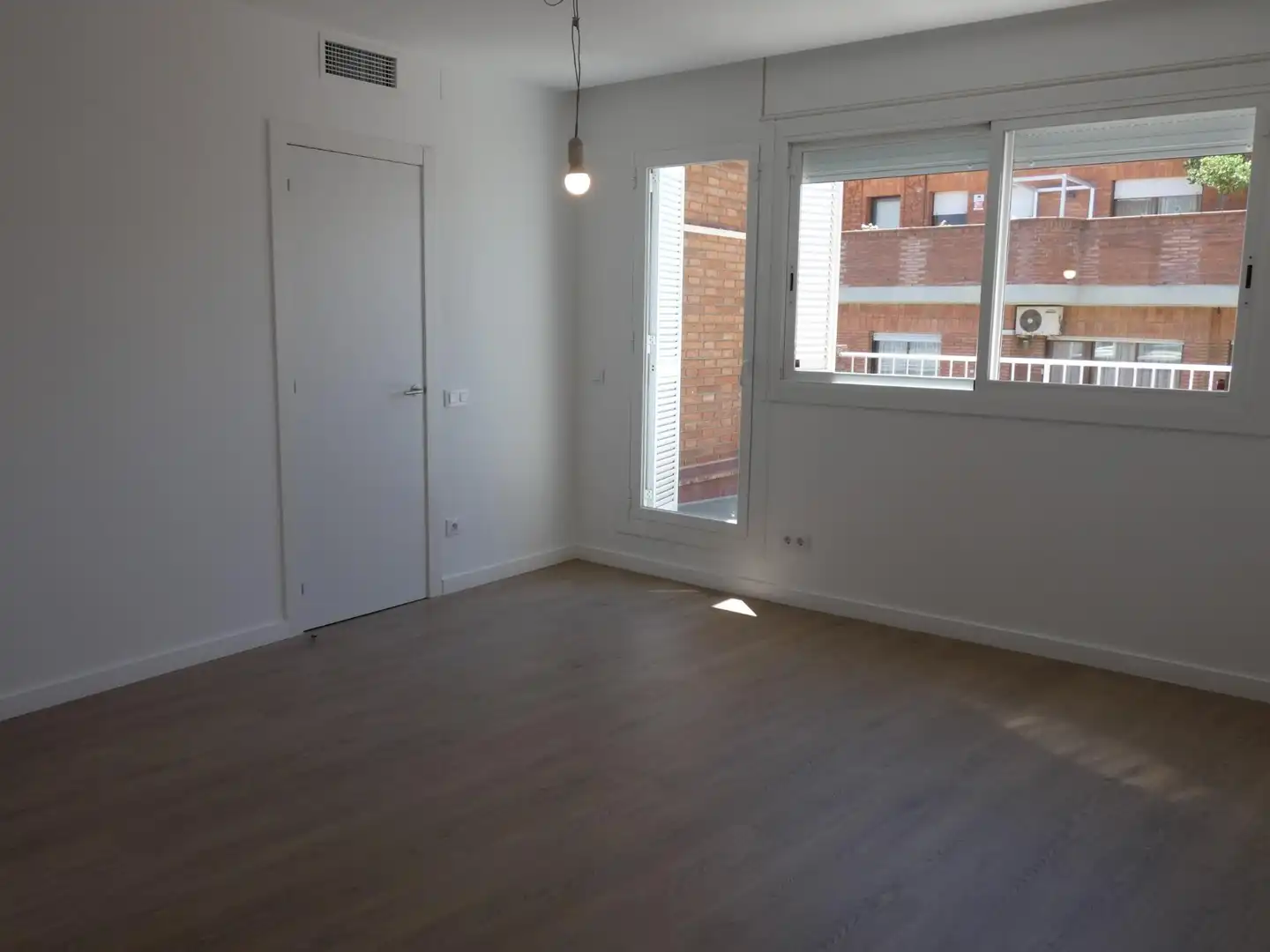 Schlafzimmer von Dachboden zur Miete in Barcelona mit Parkett