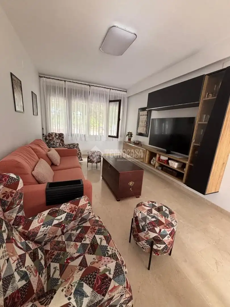 Sala d'estar de Casa adosada en venda en Alcalá de Guadaira amb Aire condicionat i Terrassa