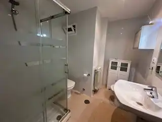 Baño de Apartamento de alquiler en León Capital  con Calefacción, Parquet y Terraza