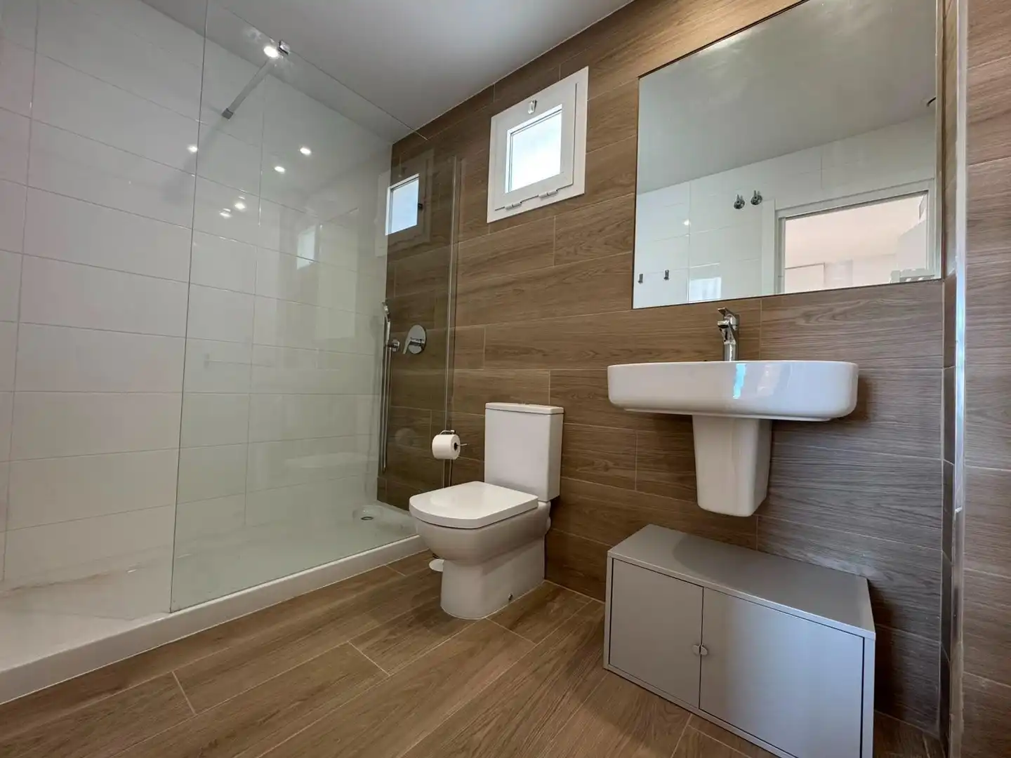 Baño de Piso en venta en Chipiona con Aire acondicionado, Terraza y Trastero