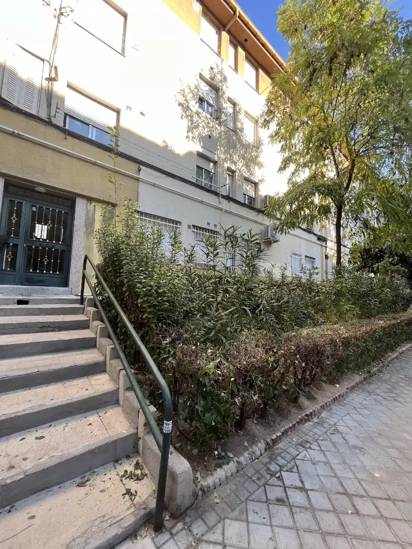 Vista exterior de Piso en venta en Madrid con Calefacción, Amueblado y Alarma