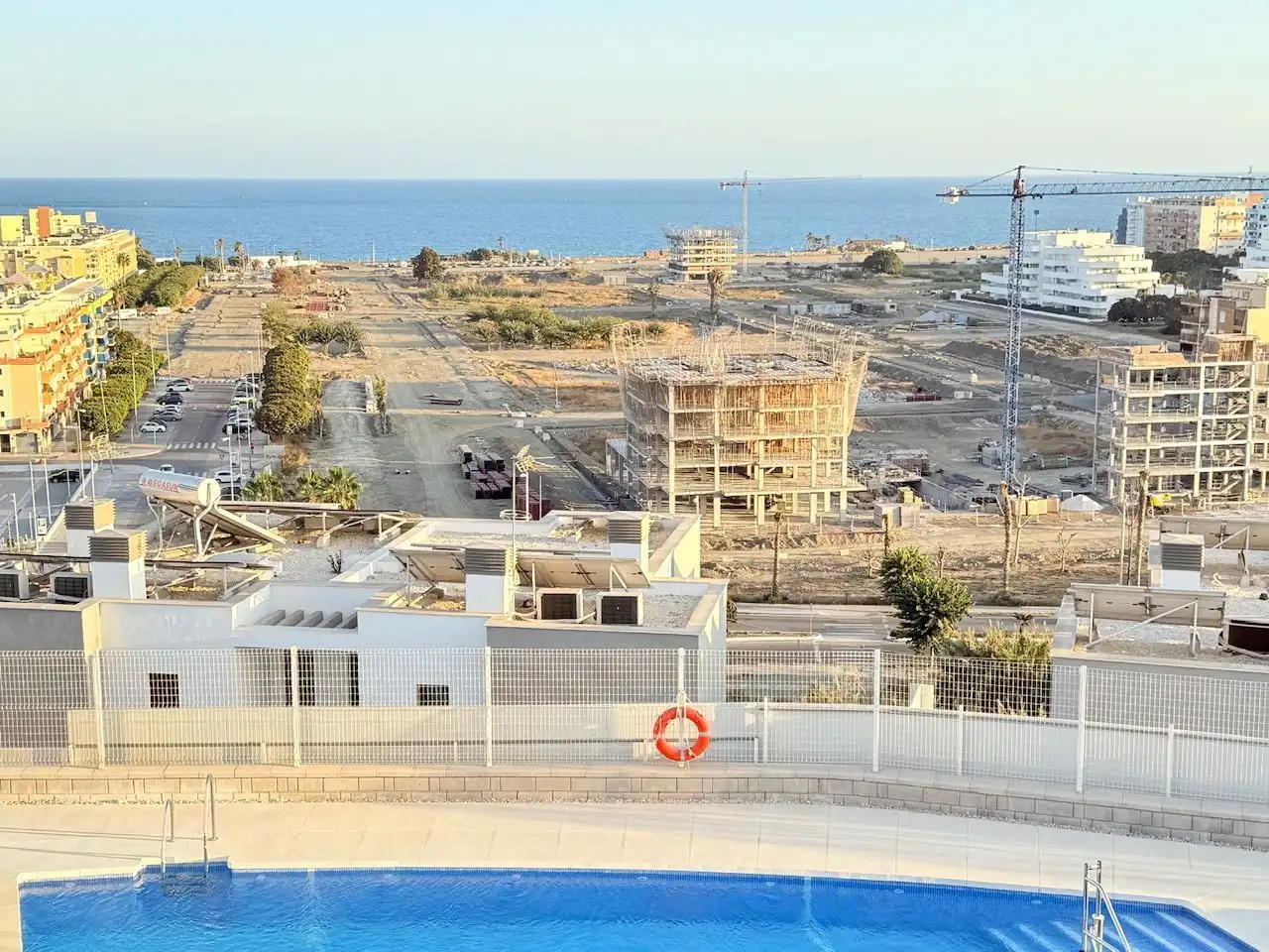 Vista exterior de Casa adosada en venta en Vélez-Málaga con Jardín privado y Piscina comunitaria