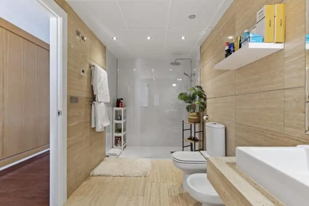 Badezimmer von Einfamilien-Reihenhaus zur Miete in Benahavís mit Klimaanlage, Privatgarten und Terrasse