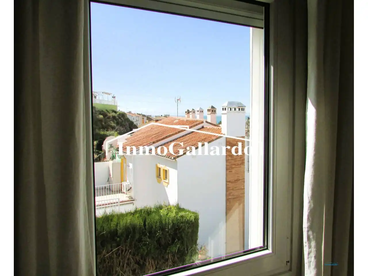 Vista exterior de Casa adosada en venda en Rincón de la Victoria amb Jardí privat, Terrassa i Piscina comunitària