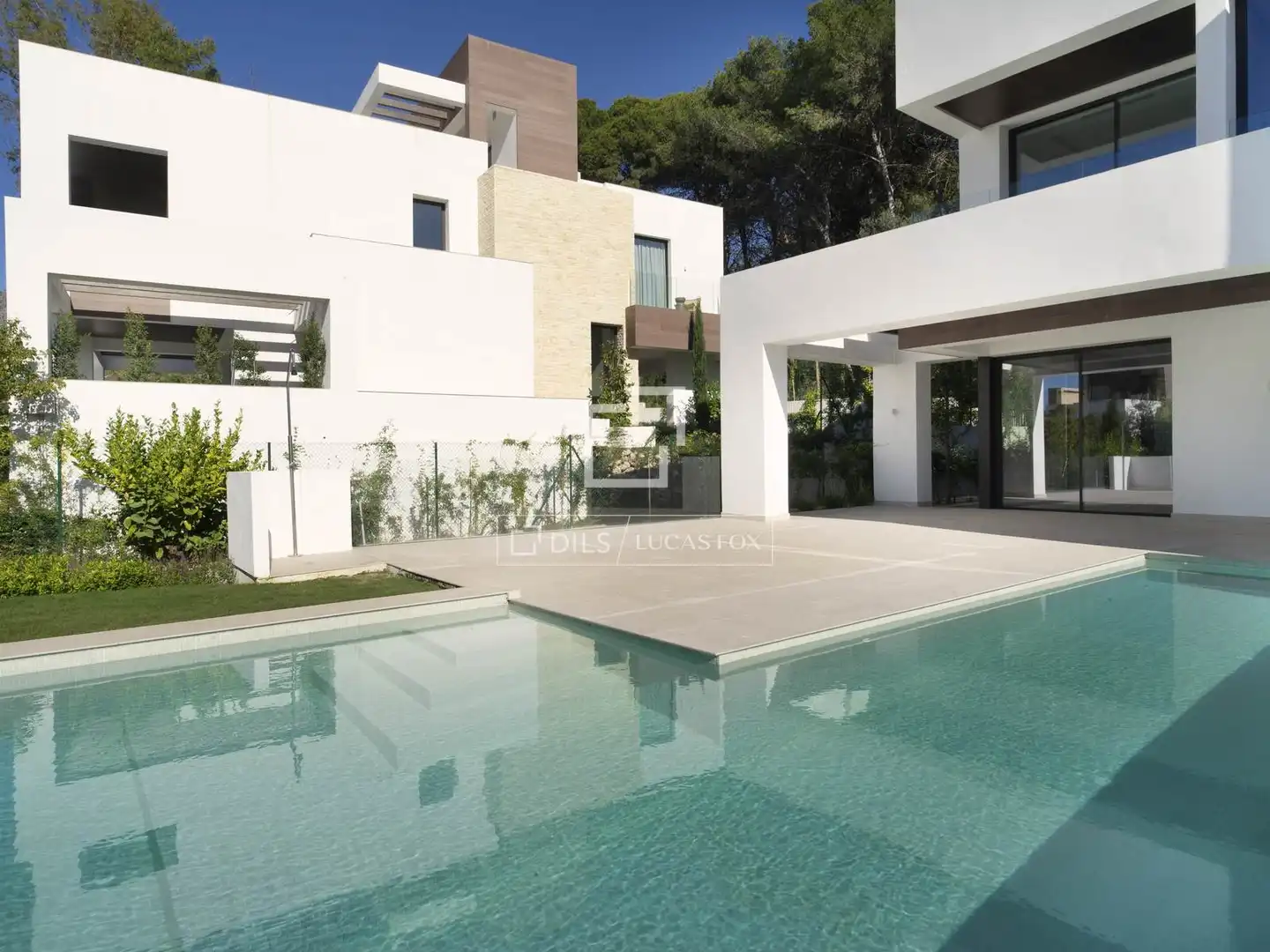 Vista exterior de Casa o chalet en venta en Marbella con Aire acondicionado, Calefacción y Jardín privado