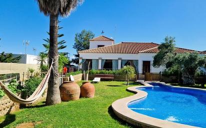 Jardí de Casa o xalet en venda en Coria del Río amb Aire condicionat, Terrassa i Piscina