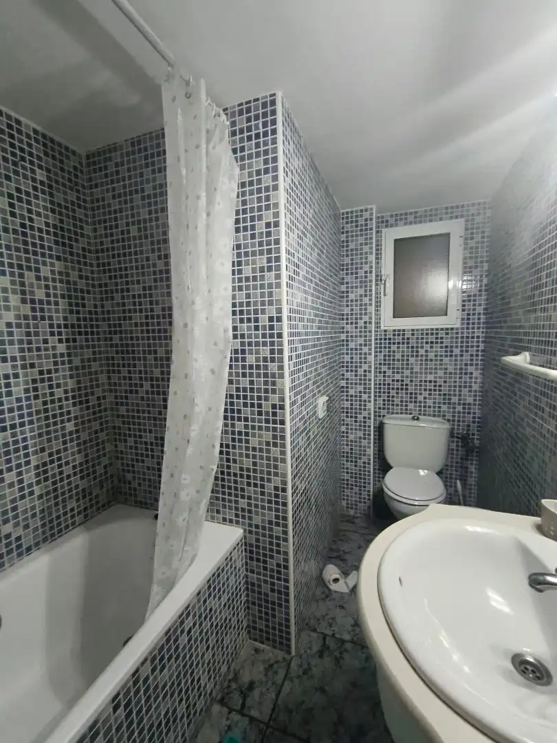 Badezimmer von Wohnung zum Verkauf in Burjassot mit Parkett, Ofen und Waschmaschine