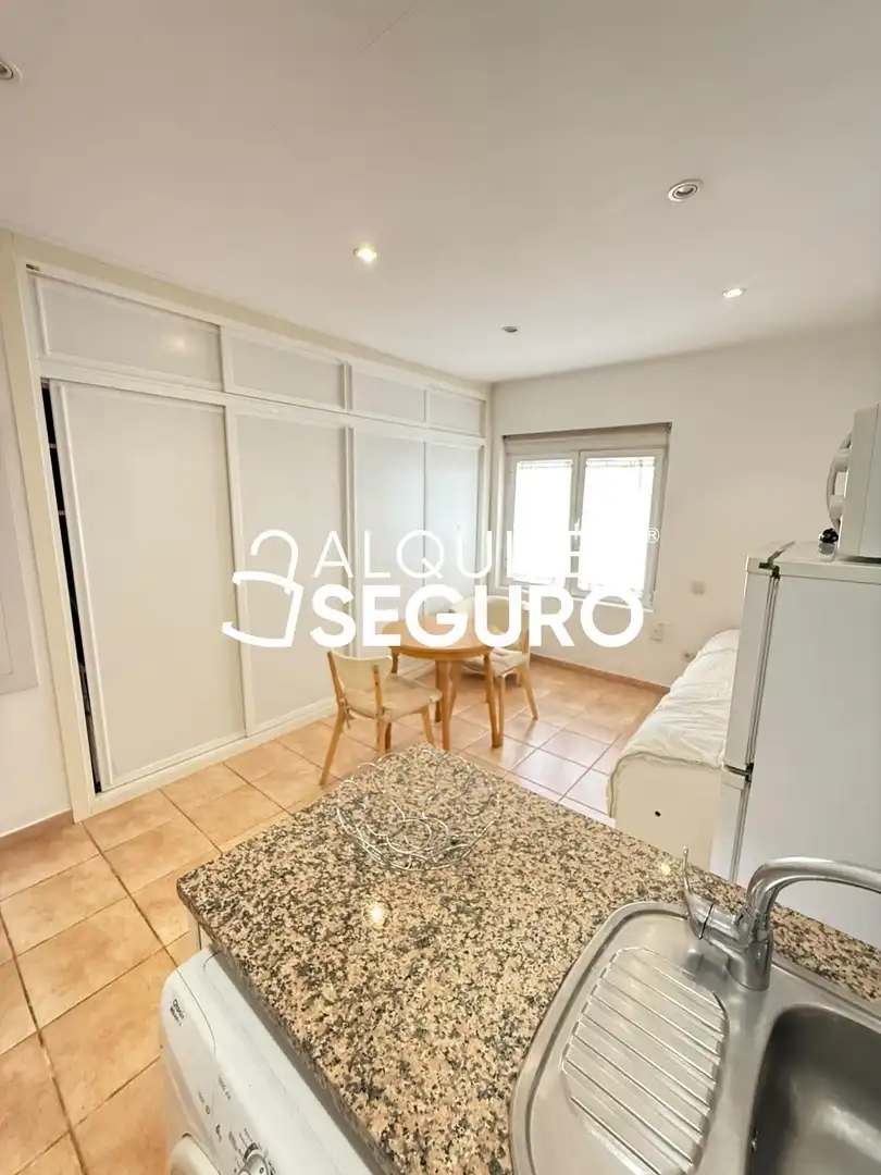 Schlafzimmer von Wohnung zur Miete in Madrid mit Heizung und Möbliert