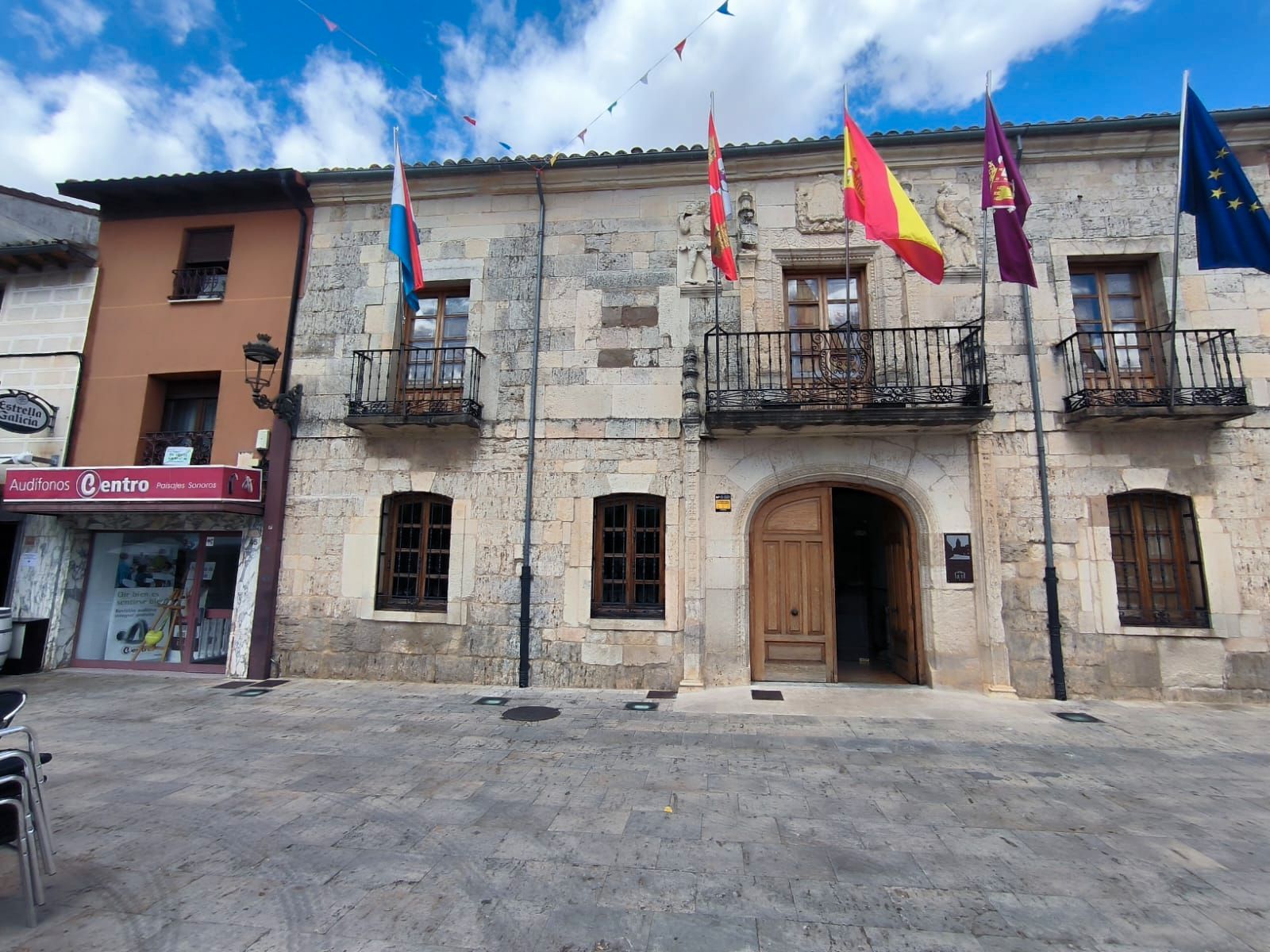 Vista exterior de Casa adosada en venda en Melgar de Fernamental amb Calefacció, Traster i Moblat