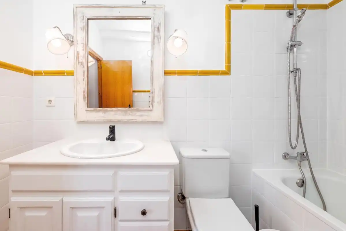 Baño de Casa adosada en venta en Aznalcázar con Aire acondicionado, Calefacción y Jardín privado