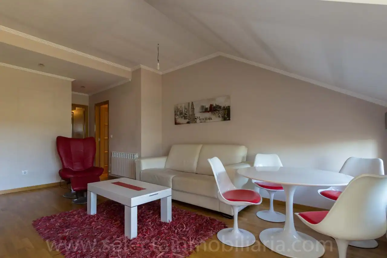 Wohnzimmer von Dachboden zur Miete in Pontevedra Capital  mit Heizung, Terrasse und Schwimmbad