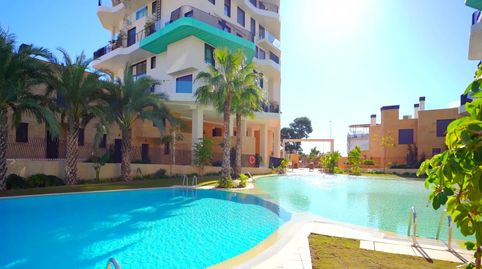 Ubicada en una privilegiada área protegida a solo 50 metros del mar, esta moderna vivienda construida en 2021 ofrece una superfici