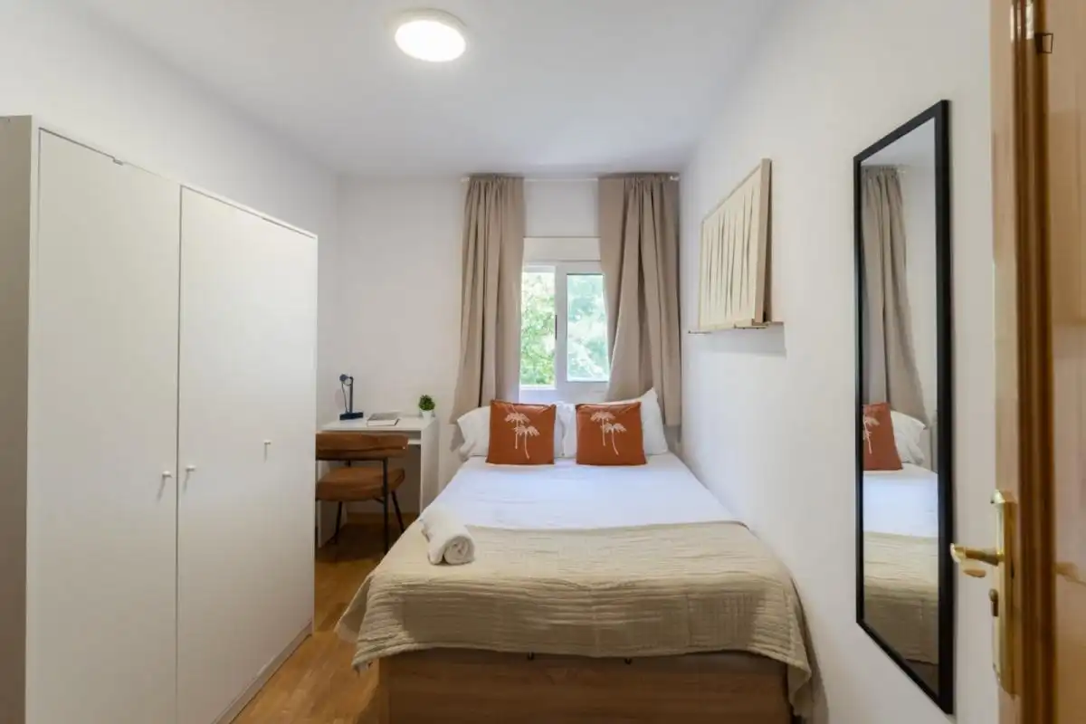 Dormitori de Apartament per a compartir en Madrid amb Calefacció, Moblat i Forn