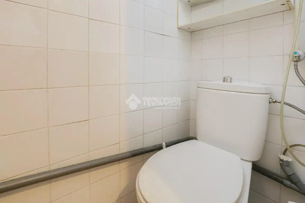 Bany de Local en venda en L'Hospitalet de Llobregat amb Aire condicionat