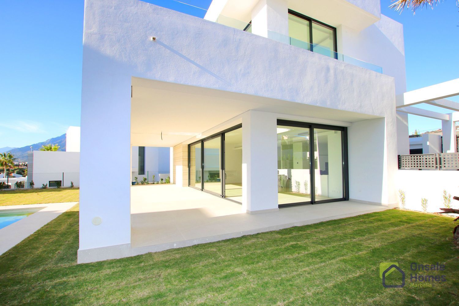 Vista exterior de Casa o xalet en venda en Marbella amb Aire condicionat, Jardí privat i Terrassa
