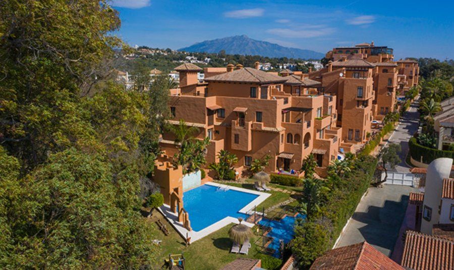 Vista exterior de Apartament en venda en Estepona amb Aire condicionat, Terrassa i Piscina