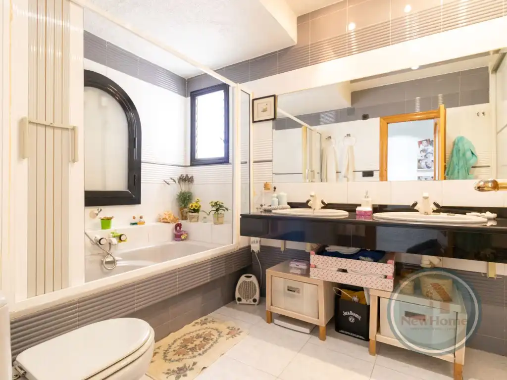 Bathroom of Flat for rent in Elche / Elx  with Air Conditioner and Balcony