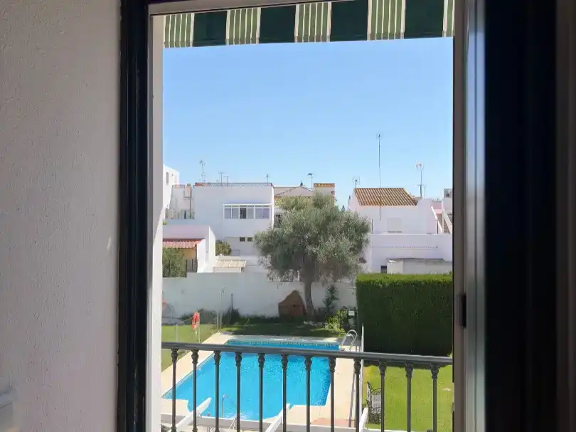Außenansicht von Wohnung zur Miete in Isla Cristina mit Klimaanlage, Schwimmbad und Balkon