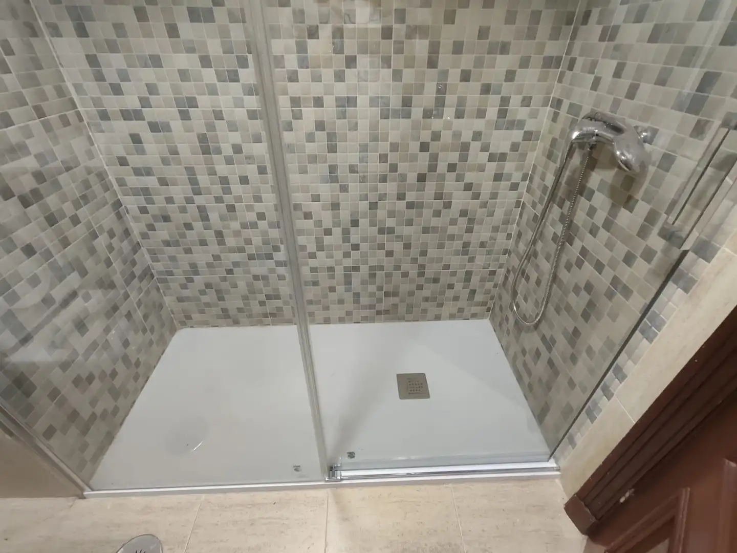 Bathroom of Study for rent in Vigo   with Heating, Parquet flooring and Washing machine