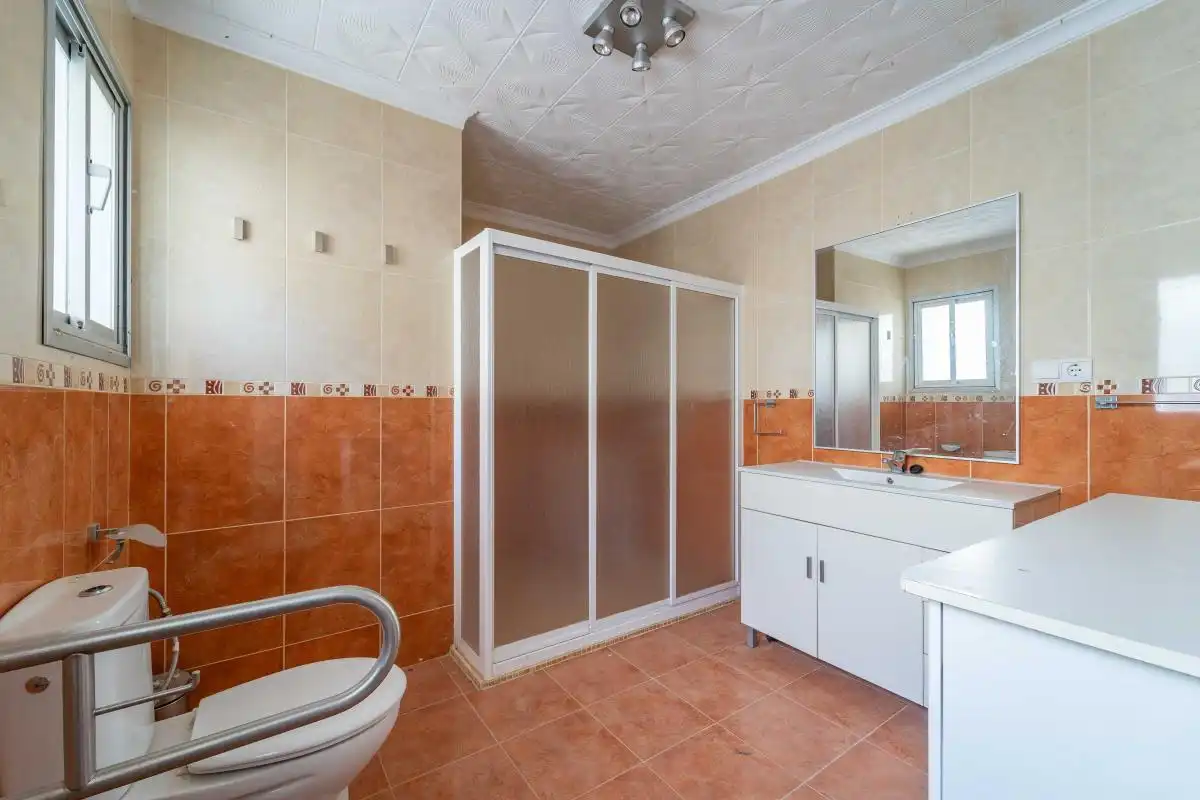 Baño de Casa adosada en venta en Benamargosa con Calefacción, Terraza y Balcón