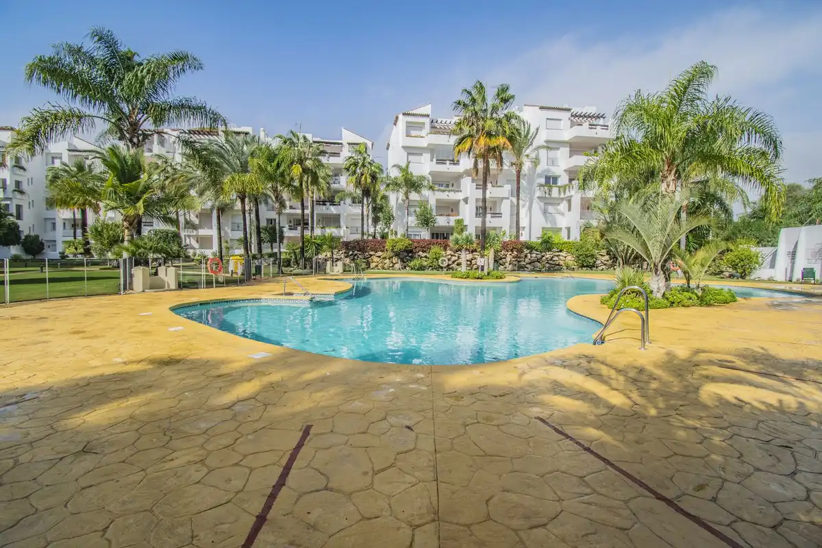Außenansicht von Dachboden zum Verkauf in Estepona mit Klimaanlage, Terrasse und Möbliert