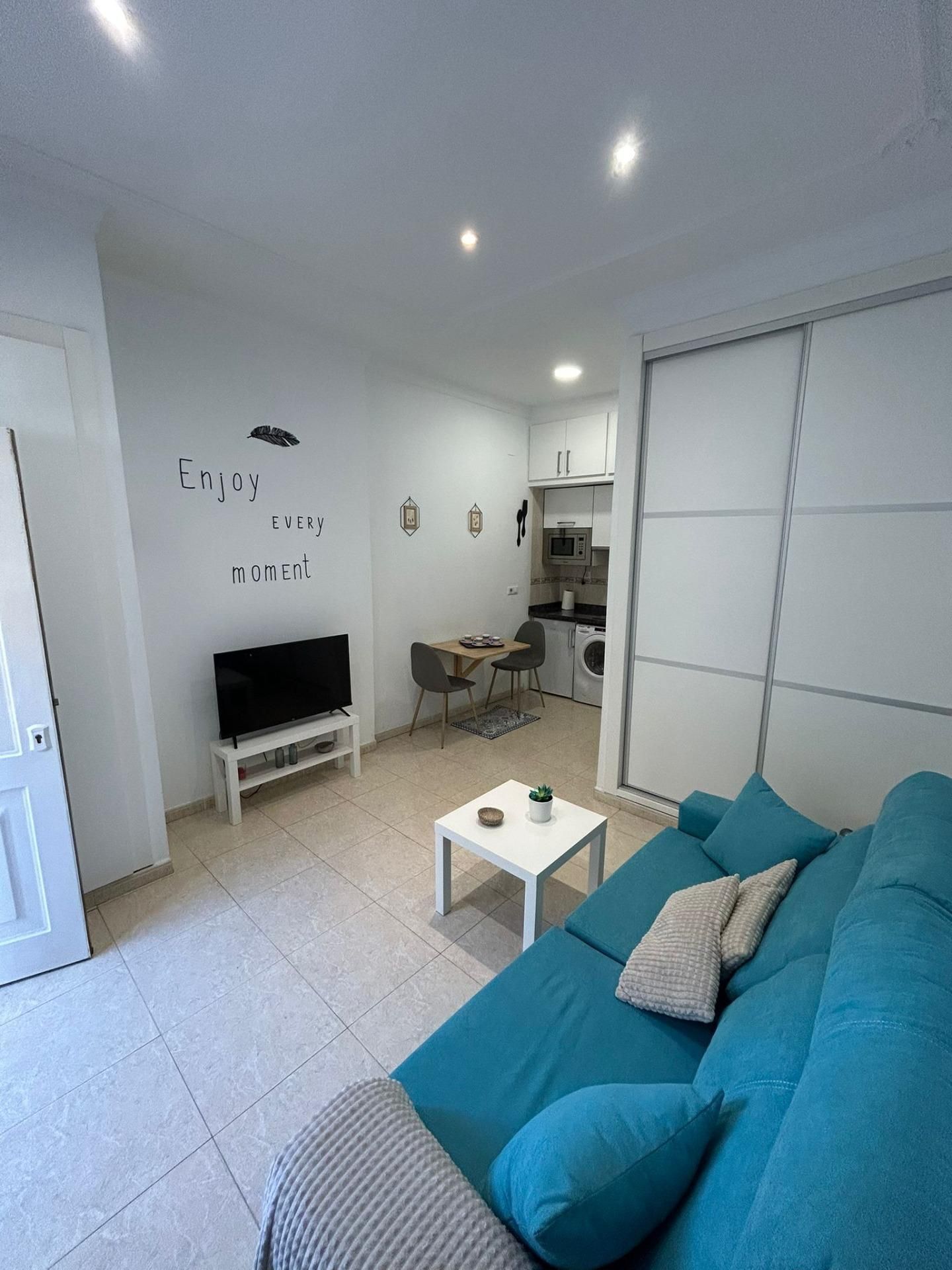 Sala d'estar de Estudi de lloguer en Benalmádena amb Aire condicionat i Piscina comunitària