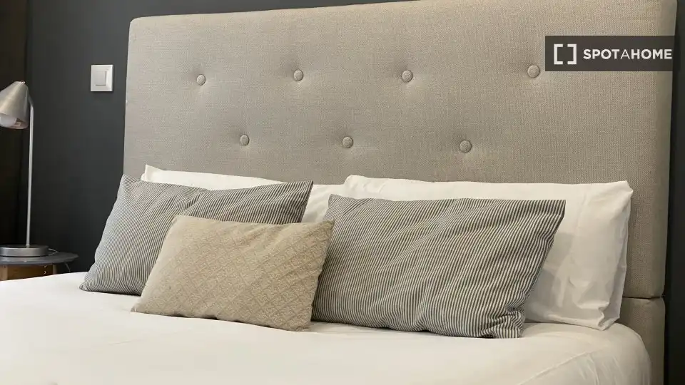 Dormitori de Apartament per a compartir en Madrid amb Aire condicionat, Terrassa i Moblat