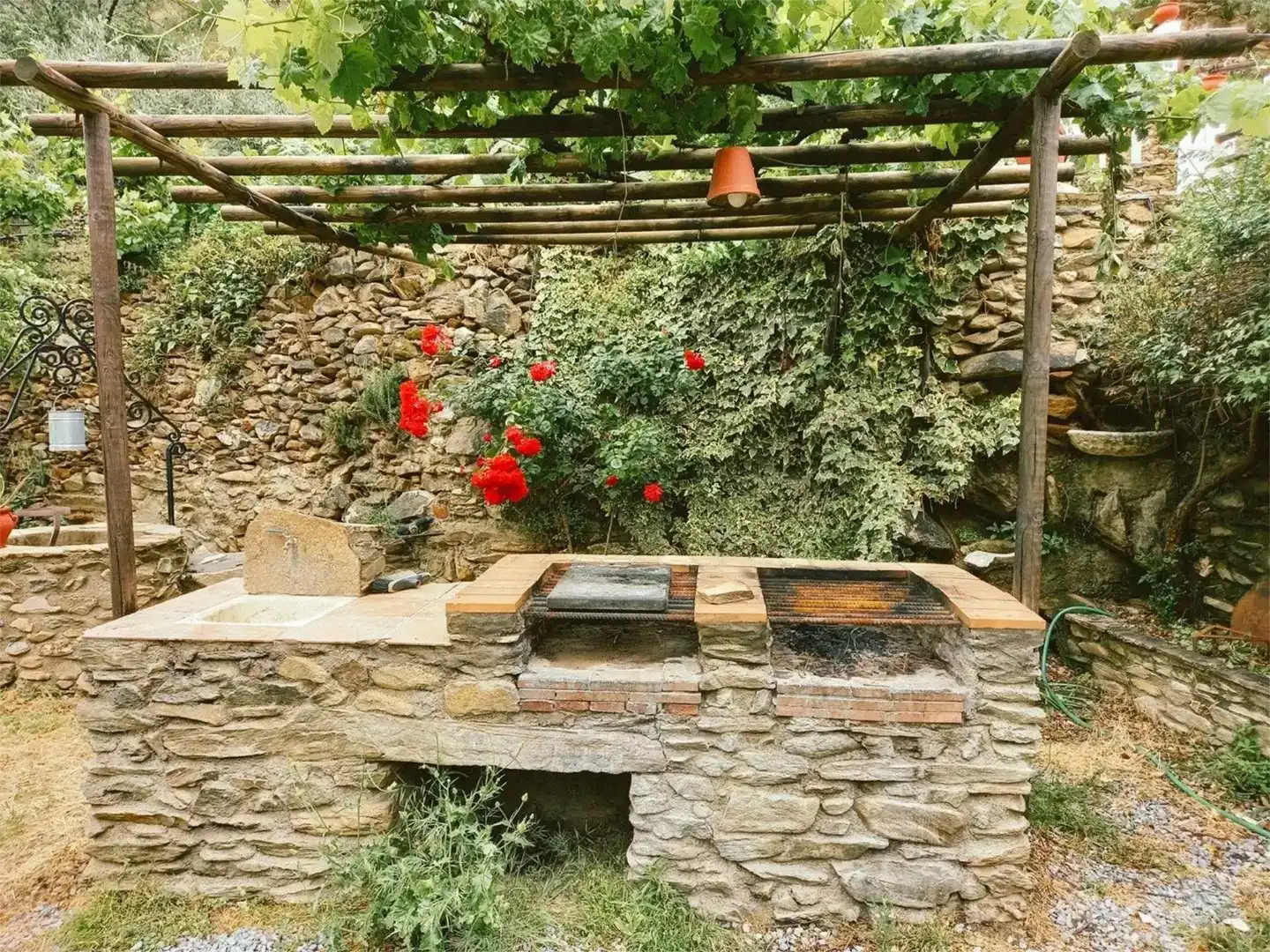 Terrassa de Finca rústica en venda en Laroya amb Jardí privat, Piscina i Moblat