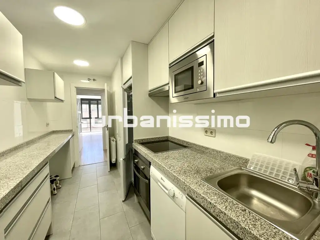 Flat for rent in Calle de Granada, Pacífico