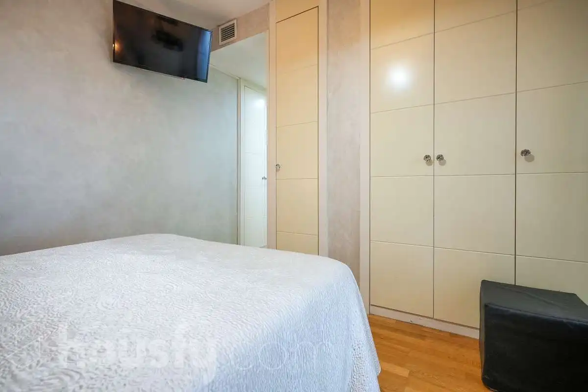 Habitación de Ático en venta en Madrid con Terraza, Trastero y Piscina comunitaria
