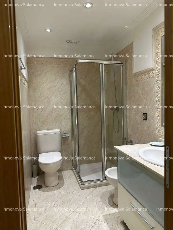 Bathroom of Flat for rent in Salamanca  with Heating and Furnished