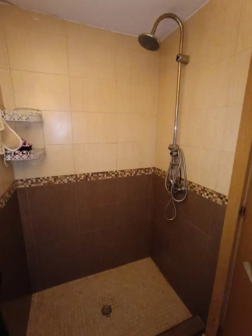 Baño de Casa adosada en venta en Mairena del Aljarafe con Aire acondicionado, Calefacción y Jardín privado