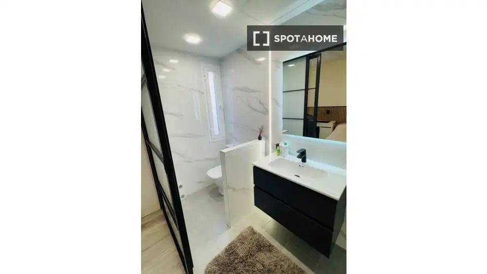 Bathroom of Flat for rent in Madrid  with Air Conditioner, Heating and Furnished