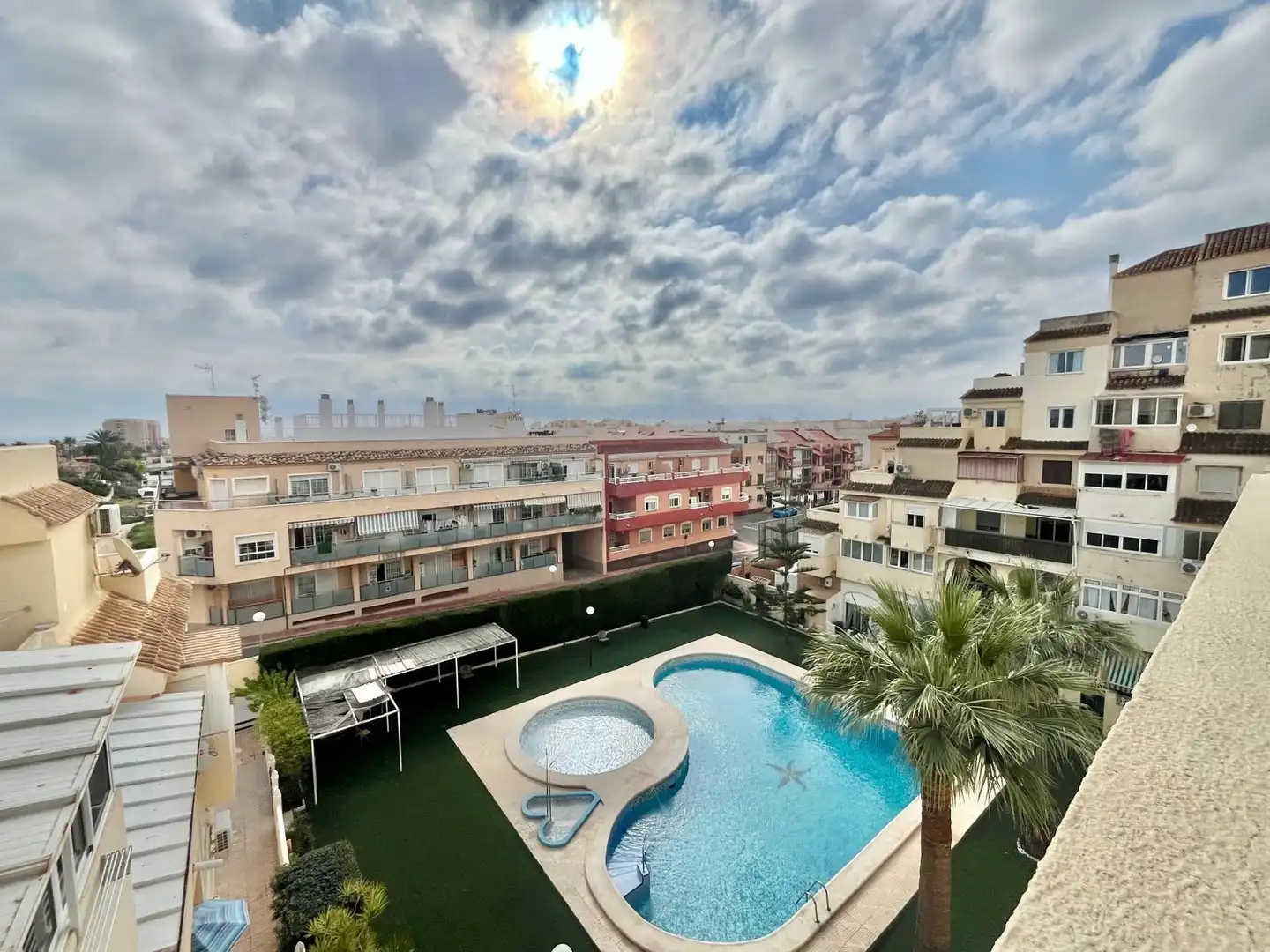 Vista exterior de Estudio en venta en Torrevieja con Balcón y Piscina comunitaria