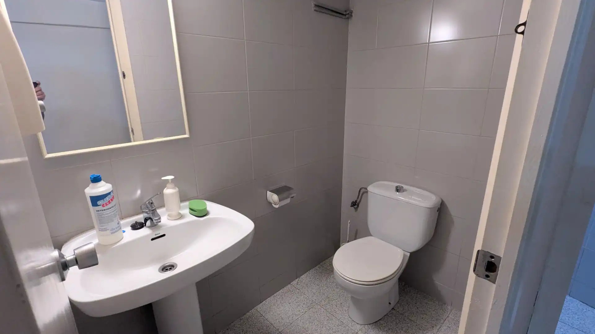 Baño de Local en venta en Barcelona con Calefacción, Internet y Alarma