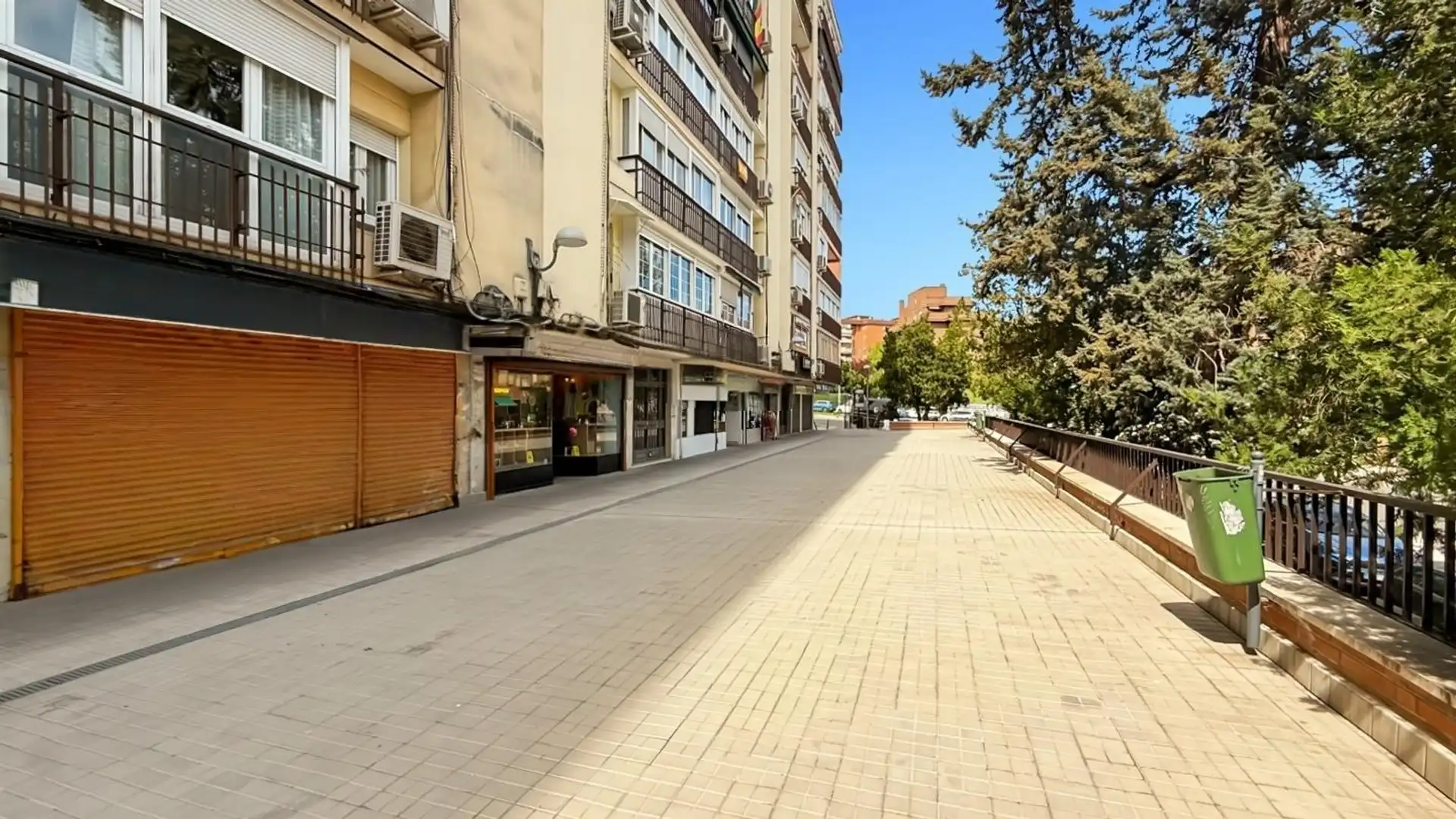 Vista exterior de Local en venta en  Madrid Capital