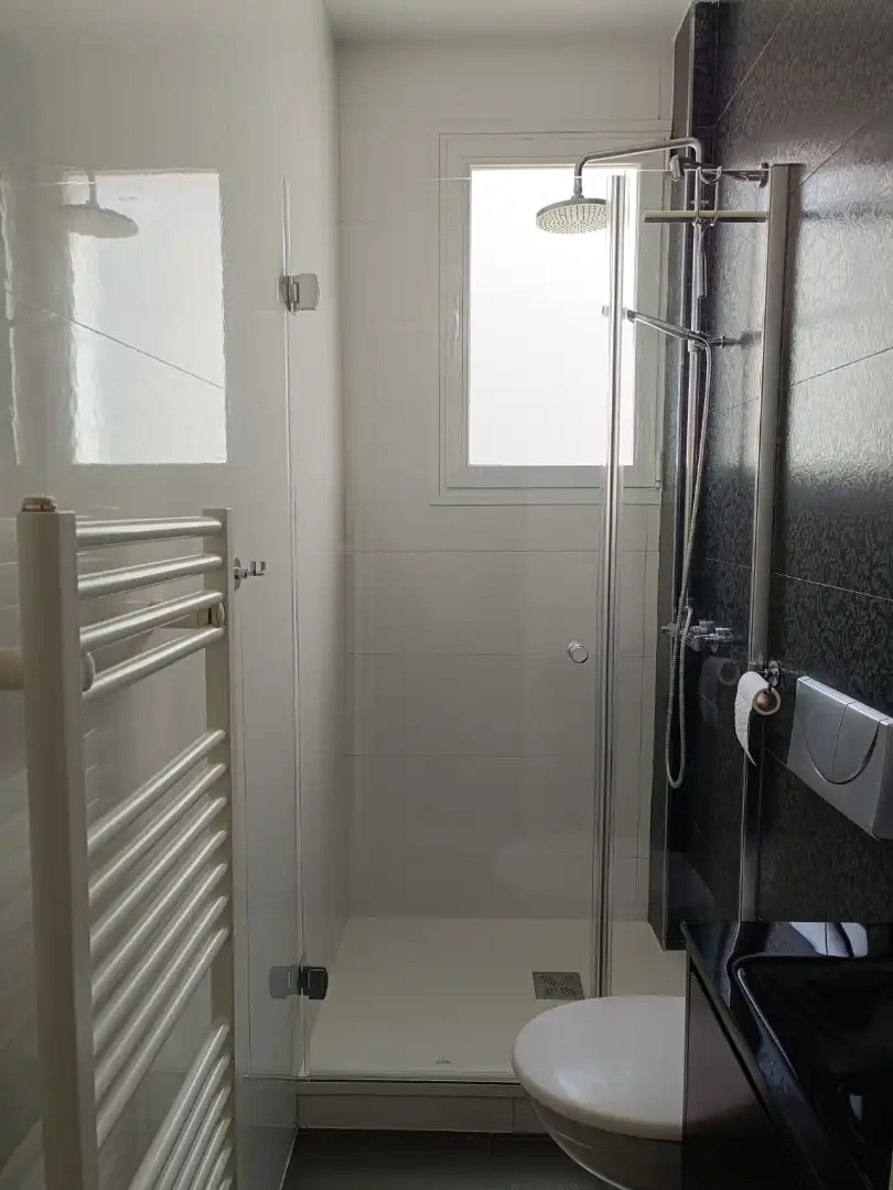 Bathroom of Flat for rent in Madrid  with Air Conditioner, Heating and Parquet flooring