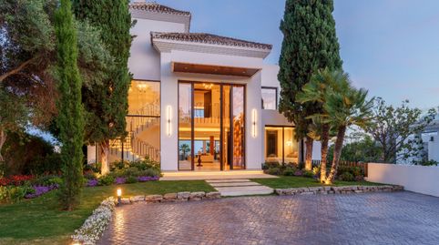 IMPRESIONANTE VILLA DE ARQUITECTO CON VISTAS AL GOLF EN PRIMERA LÍNEA EN NUEVA ANDALUCÍA