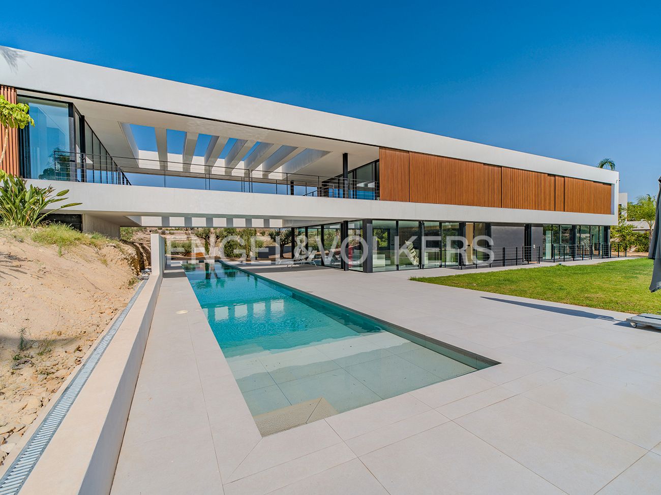 Vista exterior de Casa o xalet en venda en Alicante / Alacant amb Aire condicionat, Calefacció i Jardí privat
