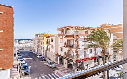 Vista exterior de Pis en venda en Roquetas de Mar amb Terrassa