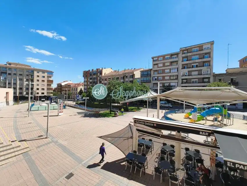 Vista exterior de Piso en venta en Segovia con Calefacción, Parquet y Trastero