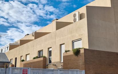 Exterior view of Single-family semi-detached for sale in  Zaragoza Capital  with Air Conditioner, Heating and Private garden