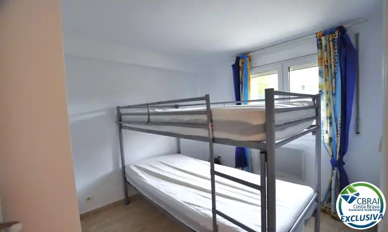 Schlafzimmer von Einfamilien-Reihenhaus zum Verkauf in Roses mit Heizung
